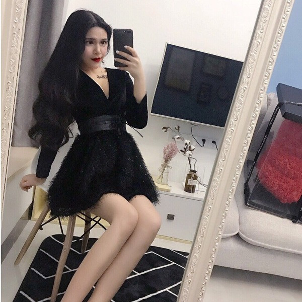 Női bársonyruha bőr övvel és rojtokkal