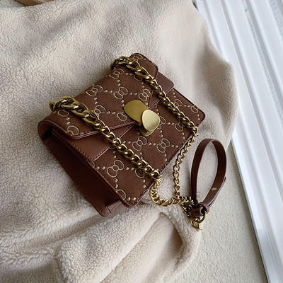 Modern női táska lánccal, négy színben