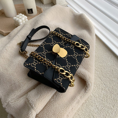 Modern női táska lánccal, négy színben