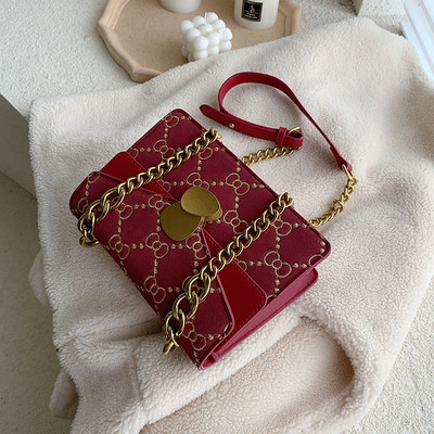 Modern női táska lánccal, négy színben