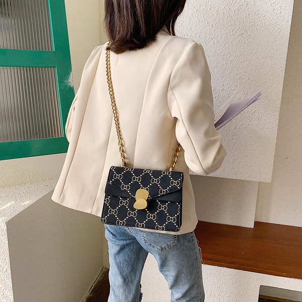 Modern női táska lánccal, négy színben