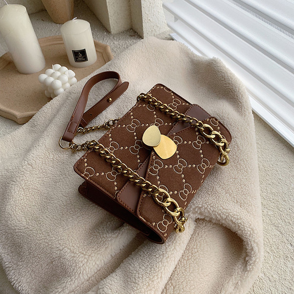 Modern női táska lánccal, négy színben