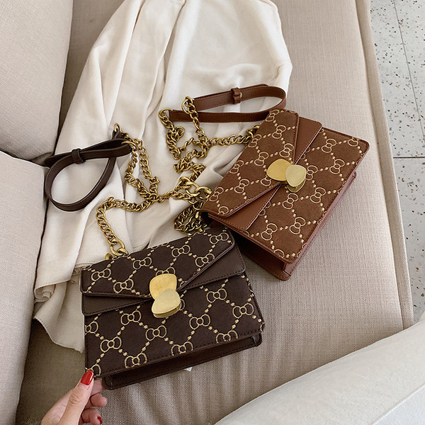 Modern női táska lánccal, négy színben