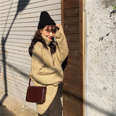 Γυναικείο μοντέρνο πουλόβερ με υψηλό γιακά σε διάφορα χρώματα