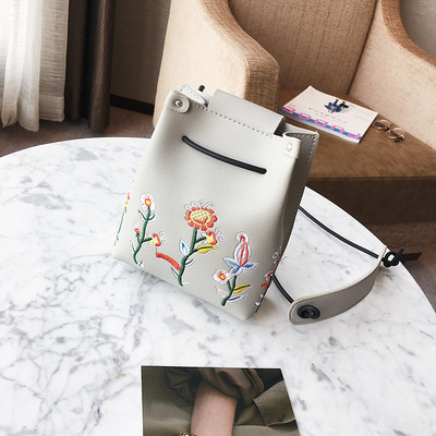 Καθημερινή γυναικεία τσάντα  με κεντήματα σε μαύρο, καφέ, λευκό, πράσινο και γκρι χρώμα