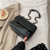 Öko bőrből készült női táska három színben lánccal