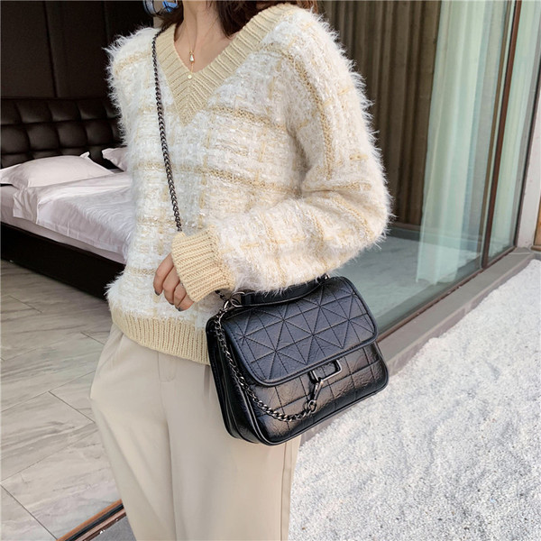 Öko bőrből készült női táska három színben lánccal