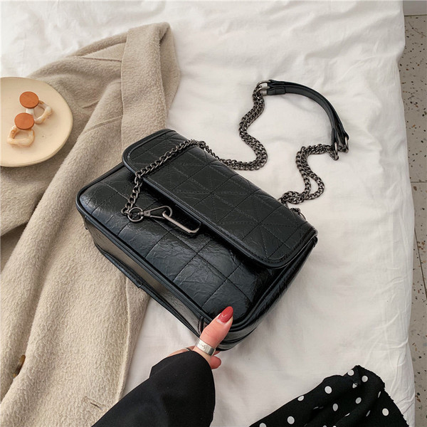 Öko bőrből készült női táska három színben lánccal