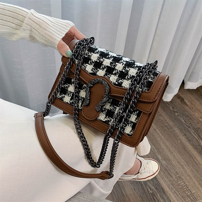 Μοντέρνα γυναικεία τσάντα με μεταλλικό στοιχείο σε τέσσερα χρώματα