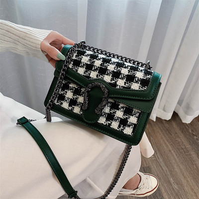 Μοντέρνα γυναικεία τσάντα με μεταλλικό στοιχείο σε τέσσερα χρώματα