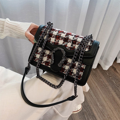 Μοντέρνα γυναικεία τσάντα με μεταλλικό στοιχείο σε τέσσερα χρώματα