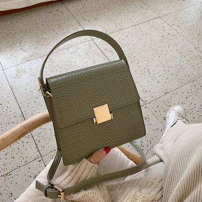 Geanta de dama eleganta cu inchidere metalica si doua manere