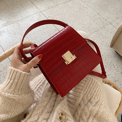 Geanta de dama eleganta cu inchidere metalica si doua manere