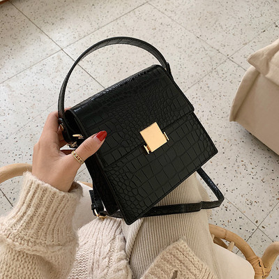 Geanta de dama eleganta cu inchidere metalica si doua manere