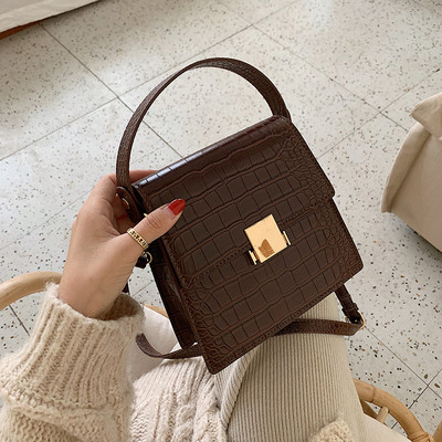 Geanta de dama eleganta cu inchidere metalica si doua manere