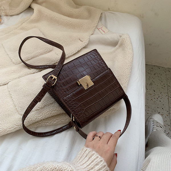 Geanta de dama eleganta cu inchidere metalica si doua manere