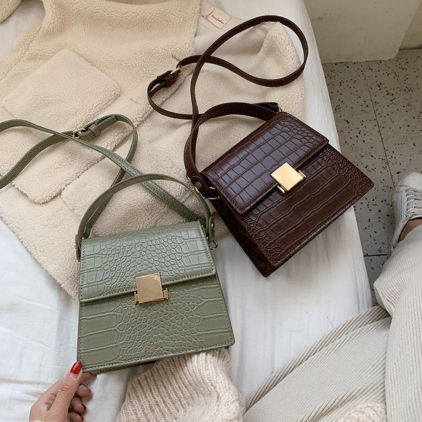 Geanta de dama eleganta cu inchidere metalica si doua manere