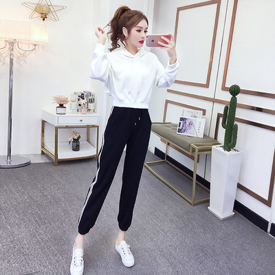 Set de hanorac scurt și pantaloni sport de damă