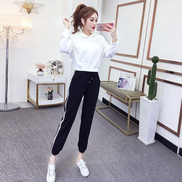 Set de hanorac scurt și pantaloni sport de damă