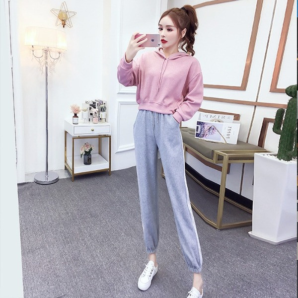 Set de hanorac scurt și pantaloni sport de damă