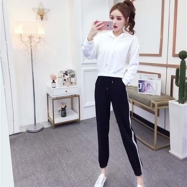 Set de hanorac scurt și pantaloni sport de damă