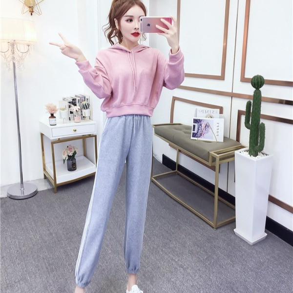 Set de hanorac scurt și pantaloni sport de damă