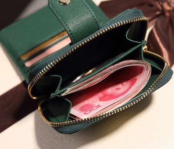 Γυναικείο πορτοφόλι με μεταλλικό στοιχείο σε πράσινο, μαύρο και ροζ χρώμα