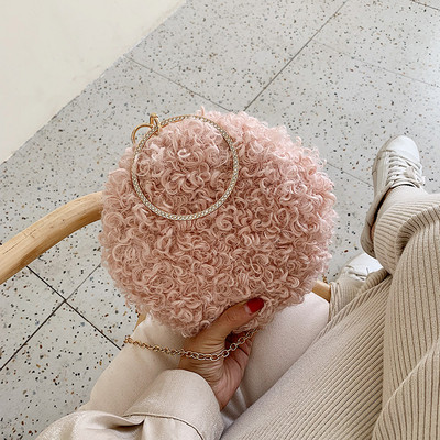 Γυναικεία τσάντα με μεταλλική αλυσίδα σε διάφορα χρώματα