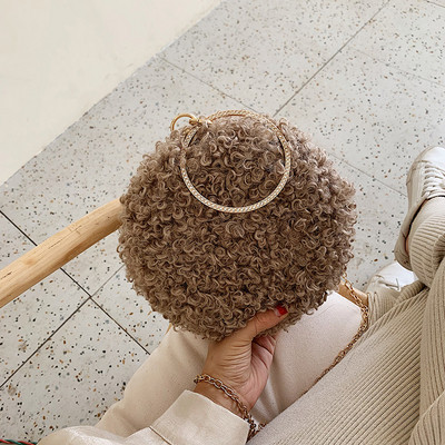 Γυναικεία τσάντα με μεταλλική αλυσίδα σε διάφορα χρώματα