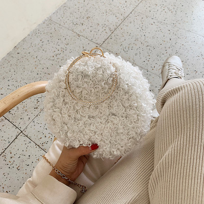 Γυναικεία τσάντα με μεταλλική αλυσίδα σε διάφορα χρώματα