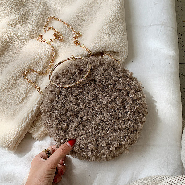 Γυναικεία τσάντα με μεταλλική αλυσίδα σε διάφορα χρώματα