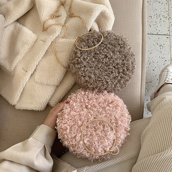 Γυναικεία τσάντα με μεταλλική αλυσίδα σε διάφορα χρώματα