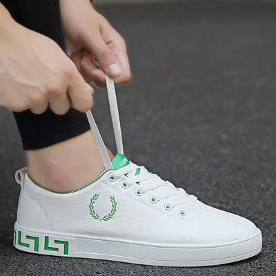 Eko bőrből készült alkalmi férfi tornacipő lapos talppal, fehér és fekete színben