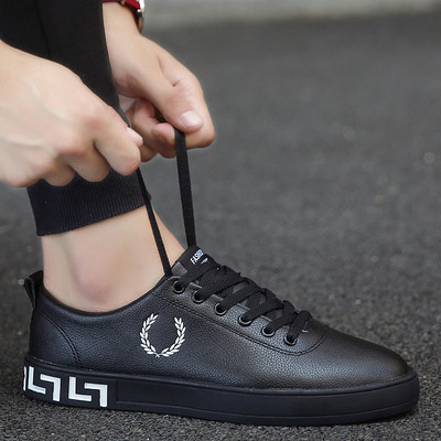 Eko bőrből készült alkalmi férfi tornacipő lapos talppal, fehér és fekete színben