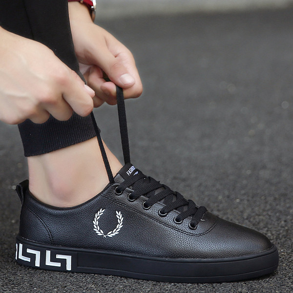 Eko bőrből készült alkalmi férfi tornacipő lapos talppal, fehér és fekete színben