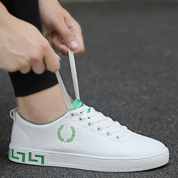 Eko bőrből készült alkalmi férfi tornacipő lapos talppal, fehér és fekete színben