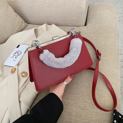 Μοντέρνα γυναικεία τσάντα μεμεταλλικό στοιχείο σε διάφορα χρώματα