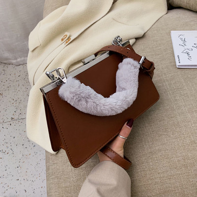 Μοντέρνα γυναικεία τσάντα μεμεταλλικό στοιχείο σε διάφορα χρώματα