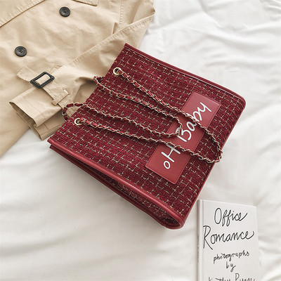 Μοντέρνα γυναικεία τσάντα με μεταλλική αλυσίδα σε τρία χρώματα