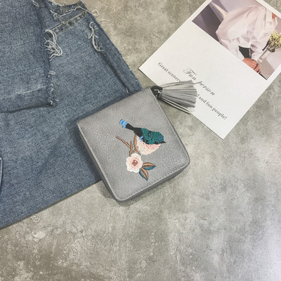 Női pénztárca hímzéssel és bojttal