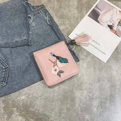 Női pénztárca hímzéssel és bojttal