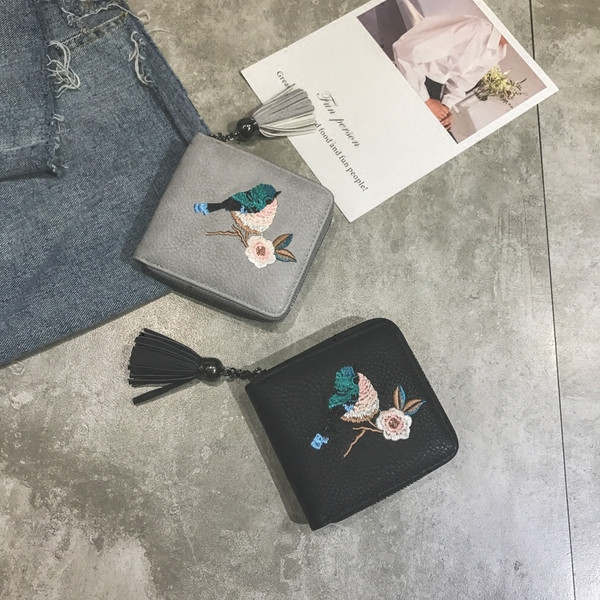 Női pénztárca hímzéssel és bojttal