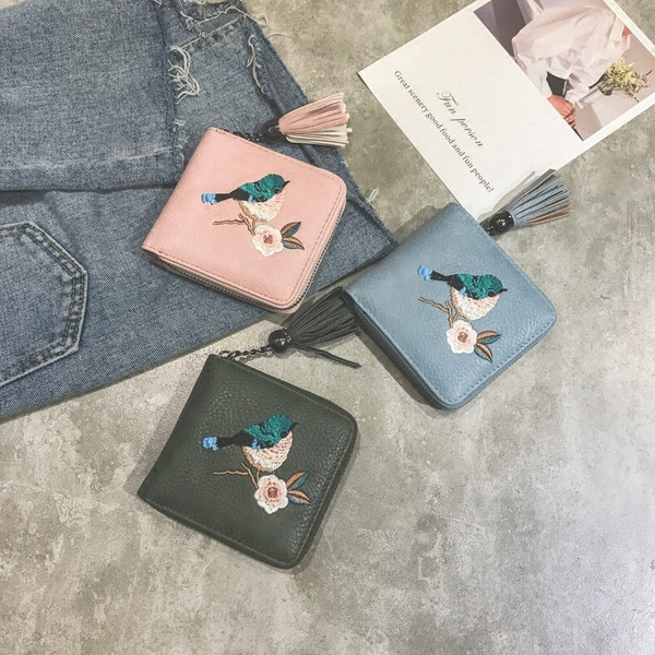 Női pénztárca hímzéssel és bojttal