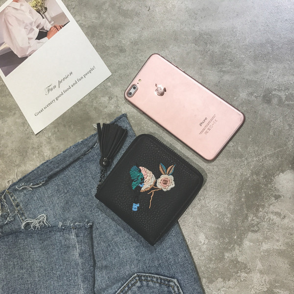 Női pénztárca hímzéssel és bojttal