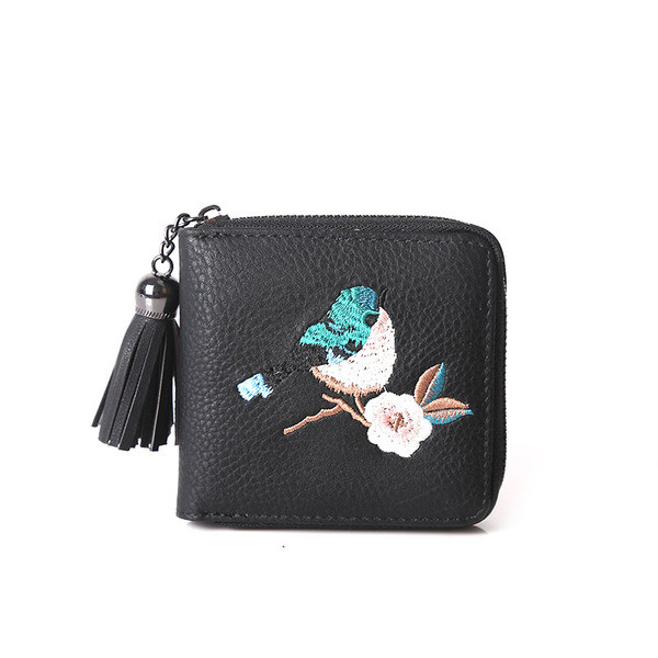 Női pénztárca hímzéssel és bojttal