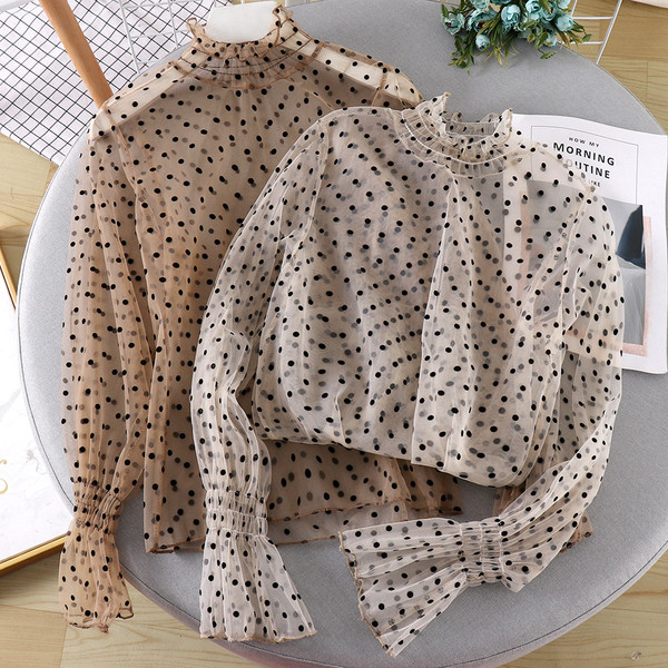 Cămașă modernă de damă cu buline în bej și alb