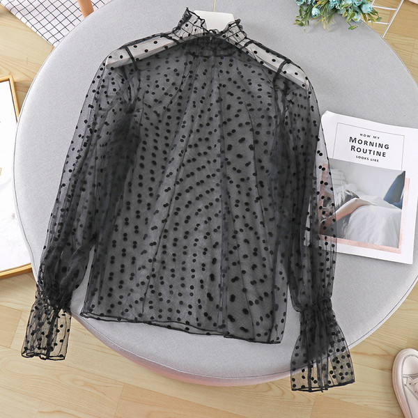 Cămașă modernă de damă cu buline în bej și alb