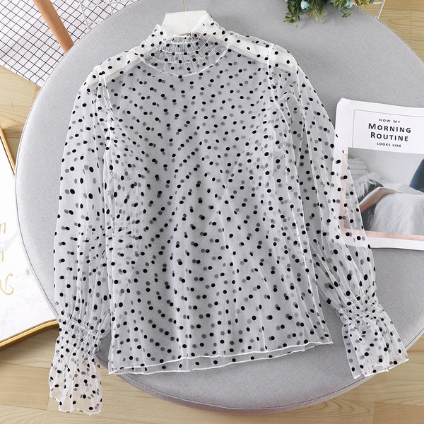 Cămașă modernă de damă cu buline în bej și alb