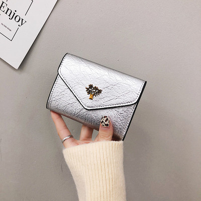 Γυναικείο πορτοφόλι γυναικείο με μεταλλικό στοιχείο σε μαύρο, ροζ, κόκκινο και ασημί χρώμα