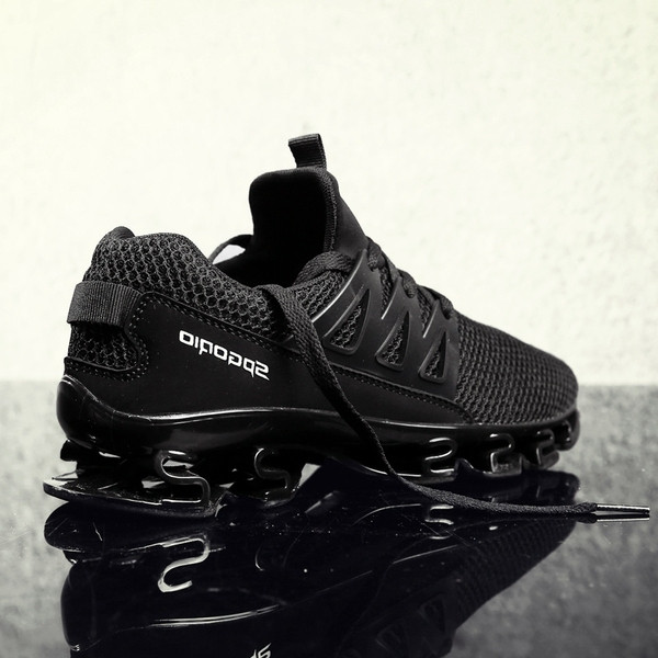 Μοντέρνα αθλητικά ανδρικά παπούτσια σε μαύρο, γκρι και κόκκινο χρώμα